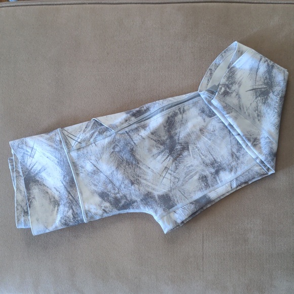 lululemon athletica Pants - Lululemon Pace Perfect Crop 17" in Breeze by White Light Cast Size 8